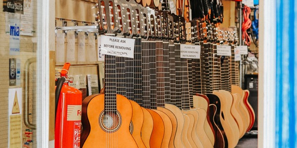 Pequeños consejos para comprar una guitarra clásica en una tienda